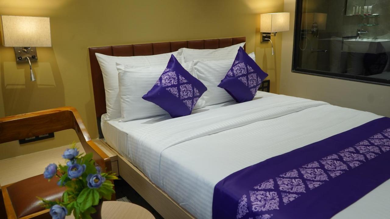Готель Purple Beds By Vits Dwarkesh, Surat Salabatpura Екстер'єр фото