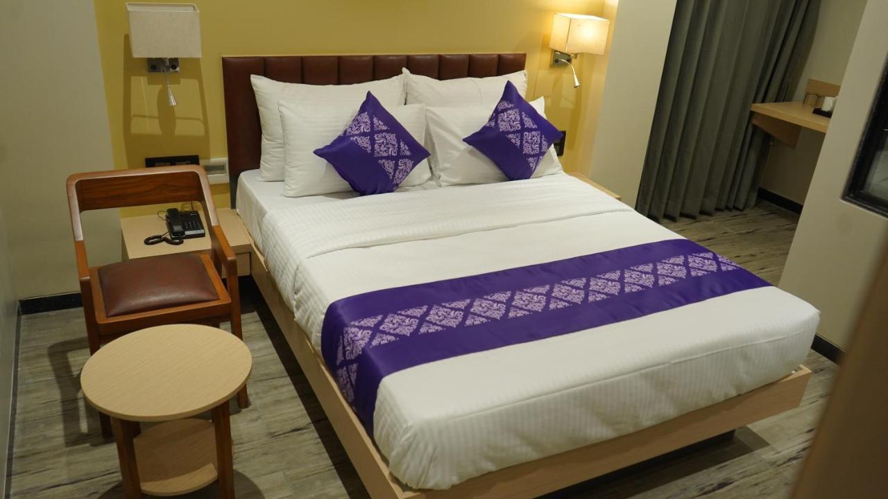 Готель Purple Beds By Vits Dwarkesh, Surat Salabatpura Екстер'єр фото